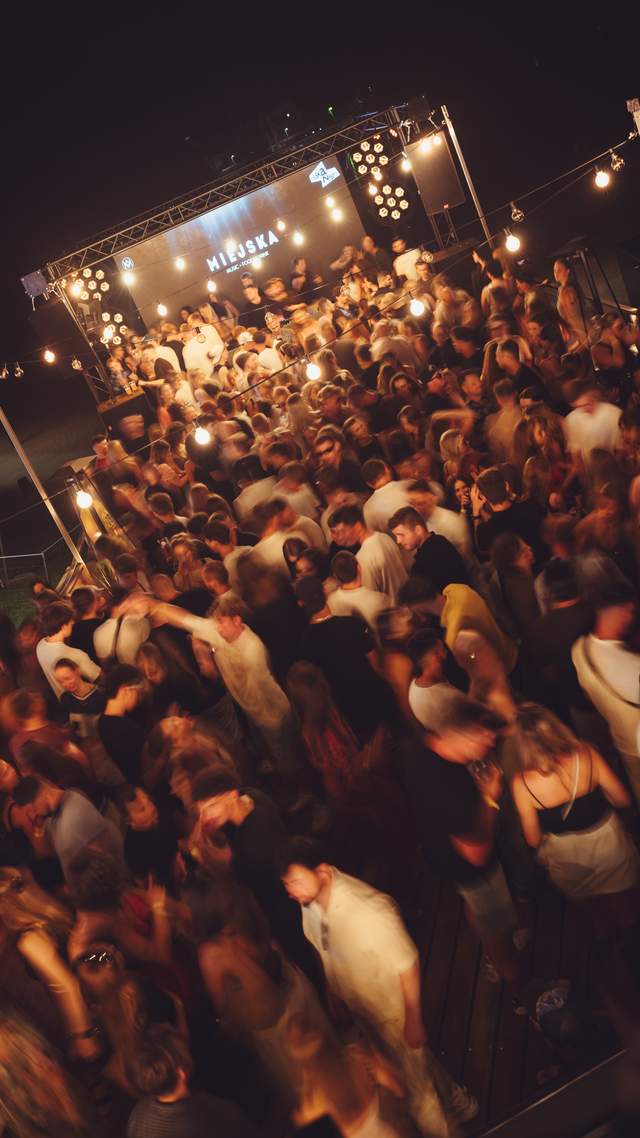 Technika Sceniczna - Miejska Beach Bar - wydarzenie skupiające ponad 1000 osób w jednym miejscu